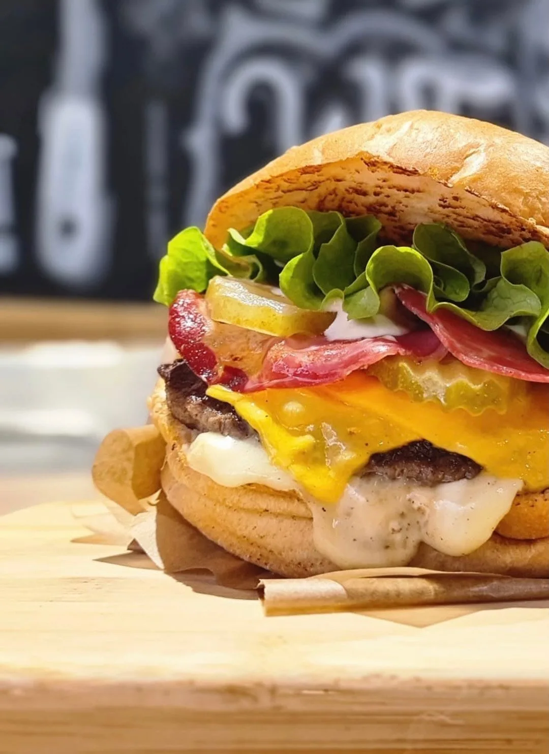 Burger maison cheddar, bacon et sauce — photo du restaurant