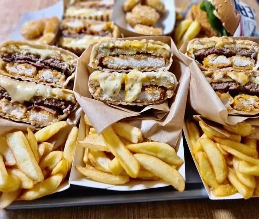 Plateau de tacos coupés et frites maison au Brother’s Burger