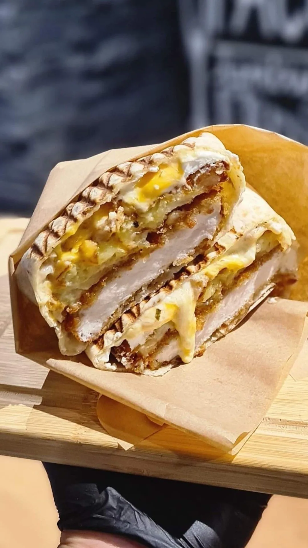 Tacos fromager coupé, poulet pané et sauce — Brother’s Burger